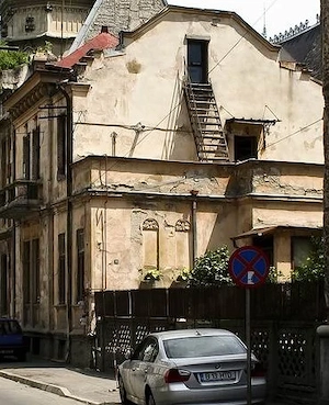 Vand casa si curte in zona centrala premium