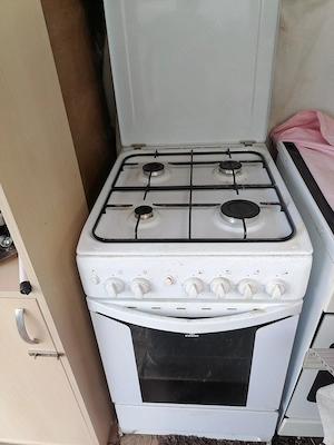 Aragaz cu patru ochiuri și cuptor pe gaz Indesit 