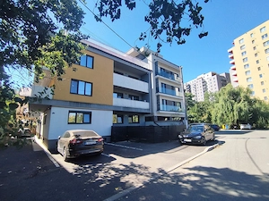Apartament 3 camere decomandat, bloc nou, curte proprie 30 mp, boxa 25 mp, zona Tineretului 