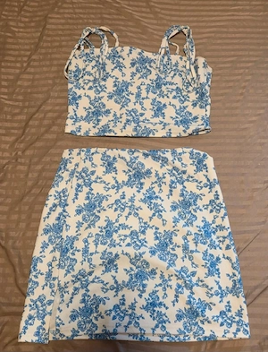 vand set de 2 piese top + fusta cu imprimeu floral albastru pe fond crem