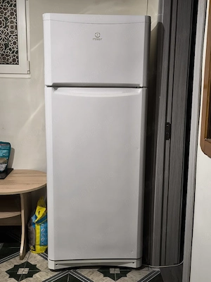 Vând frigider Indesit 