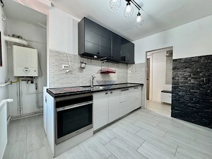 Apartament cu 3 camere, decomandat, in Centrul Nord – Râșnov - imagine 2
