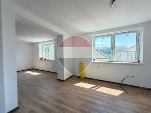 Casă spațioasă, complet renovată la interior, 4 camere, 2 băi - imagine 3
