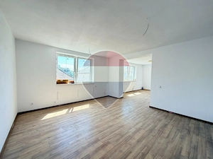 Casă spațioasă, complet renovată la interior, 4 camere, 2 băi - imagine 4