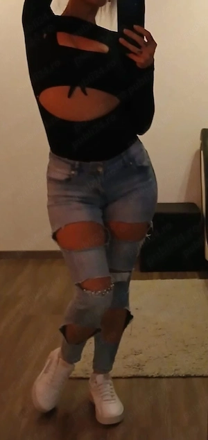 Buna mă Numesc Viky bună Claudia 31 de ani