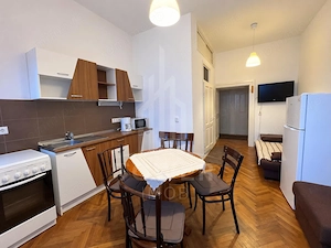 Apartament de închiriat – la 2 minute de Piața Mică și 2 minute de Piața Mare