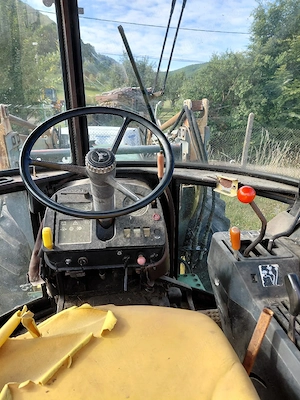 vand urgent tractorJhon Deer model 1460 cu incarcator frontal si cupa iesire  separaya pentru furca 