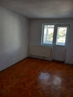  De vanzare apartament cu 3 camere 