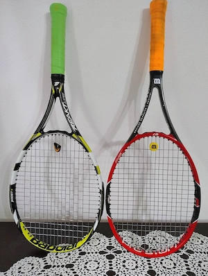 Două Rachete tenis de câmp Babolat si Wilson cu racordaje si overgrip noi