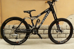 Bicicleta downhill Kona 26