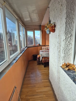 Vând aparatament decomandat format din două camere, două balcoane, cămară, debara, baie.  - imagine 3
