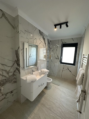 Apartment deosebit cu curte proprie se vinde complet mobilat - imagine 10