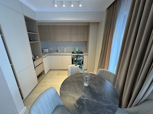 Apartment deosebit cu curte proprie se vinde complet mobilat - imagine 7