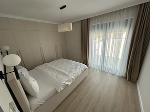 Apartment deosebit cu curte proprie se vinde complet mobilat - imagine 12