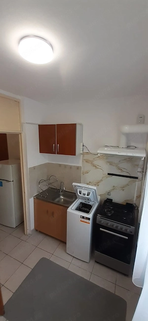 Garsoniera decomandata de inchiriat 35 mp zugravita mobilata utilata proprietar bloc mixt 1982 - imagine 4