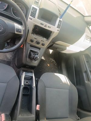 Dezmembrez Opel Zafira  - imagine 4