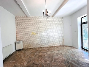 Spatiu stradal, central, cu vad comercial si vizibilitate excelenta