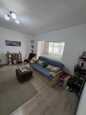 Vând apartament cu 3camere confort 1 semidecomandat bloc turn etaj intermediar  - imagine 1