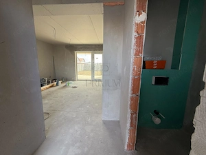 Duplex modern cu 3 dormitoare  #537;i 3 b #259;i,  #238;n spatele Kaufland Mo #537;ni #539;a Nou #25 - imagine 2