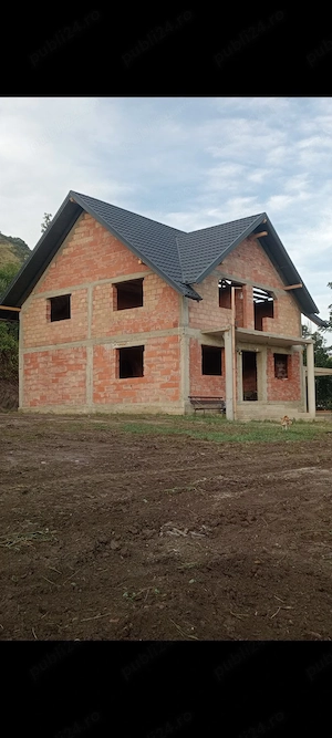 Casă la roșu de vînzare în Viișoara Tg Trotuș in apropiere de Tîrgu Ocna.Suprafata de 170m   - imagine 2