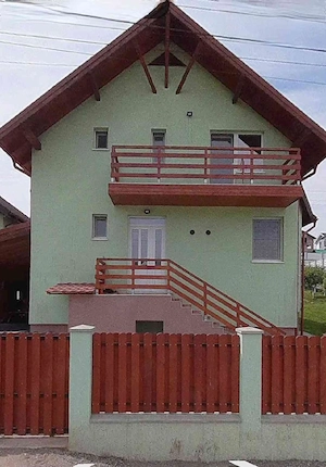 Casă de familie în cartier rezidențial din Livezeni   815 mp teren, garaj, livadă, aproape de Târgu
