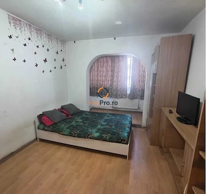 Garsoniera Spatioasa cu Balcon Etaj Intermediar