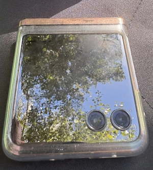 Motorola Razr 40 Ultra 5G   Peach Fuzz, Stare Impecabilă + Incărcător și Huse + Incărcător și Huse