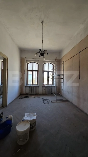 Apartament cu 2 camere, tavan înalt și potențial excelent de investitie