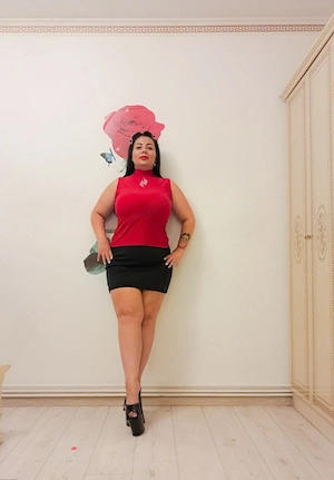Poze reale 100% bruneta sexy cu forme voluptoase vino sa te convingi