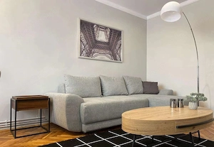 Apartament cu 2 camere, deosebit, in centrul orasului, spre inchiriere