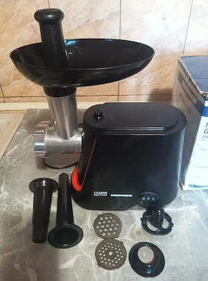 Mașină de tocat carne Heinner putere 1350W.