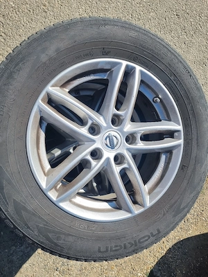 4 cauciucuri de iarna 215 65 16 cu jante de aliaj 5x114.3 de nissan si Duster