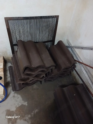 Vând țiglă beton Bramac 40 bucăți 4 lei bucata am si și 10 bucăți țiglă margini stânga informații 07