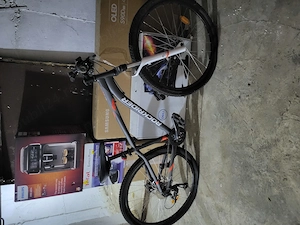Vând bicicletă 15 km. rulaj. 1000 Lei. ( preț în magazin 2300 lei )