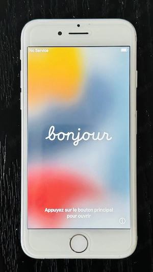 Vând iPhone 7, 128 GB, culoare Silver, cu fața albă, stare bună 