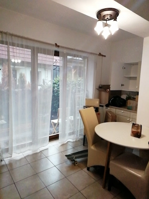 zona centrala 3 camere cu pat dublu , decomandat, la curte decking privat - imagine 3