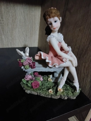 Staueta  figurina decorativă Balerina pe banca cu trandafiri pictata manual 