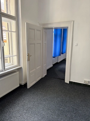 birou 2 camere mari etaj 1 in Piata Unirii cu intrare din piata - imagine 2