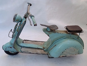 Macheta veche din tabla scuter vespa - imagine 4