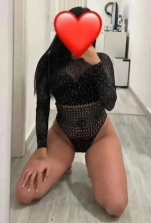  Brunetă Sexi Brunetă Bomba Te las Să Mă Descoperi Singur 