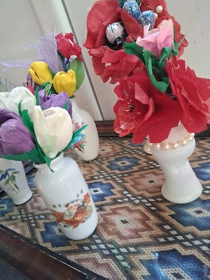 flori de hartie in glastre si sticle