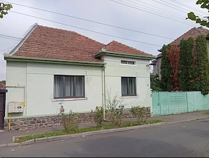 Vand casa 3 camere, teren 8 arii pe str Crinului nr 37