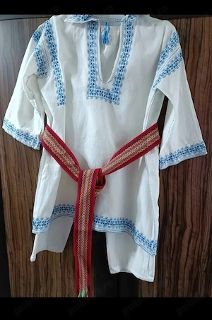 Vând costum popular lucrat manual