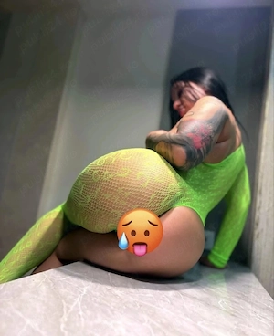Xxxx bya sexy bruneta cu forme 