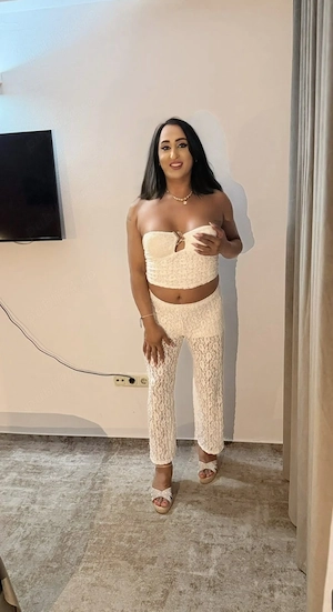 Bună, sunt Cristina.   Pozele sunt 100% reale. Eleganță, discreție și rafinament. Disponibilă non-st