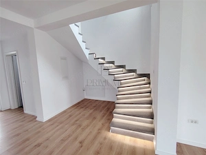 DUPLEX MODERN - ZONA CENTRALA - SEPARAT PRIN BAIE - GAZON SI SISTEM DE IRIGARE - imagine 3