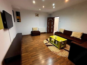 Se oferă spre închiriere un apartament spațios, luminos și complet mobilat și utilat, situat într-o  - imagine 2