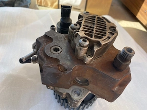Pompă de injecție de înaltă presiune Bosch Common Rail - imagine 2
