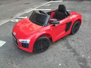 Mașină electrică Audi R8 Spyder - pentru copii (2-7 ANI) - stare FOARTE BUNĂ