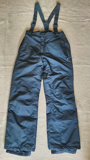 Vand pantalon de schi cu bretele, de culoare neagra.